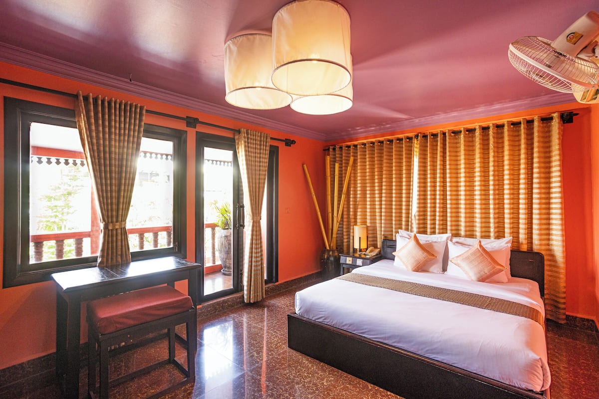 Premier Double Room with Balcony | Bathroom | Shower, rainfall showerhead, free toiletries, hair dryer