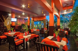 Se sirven desayunos, almuerzos y cenas; cocina internacional