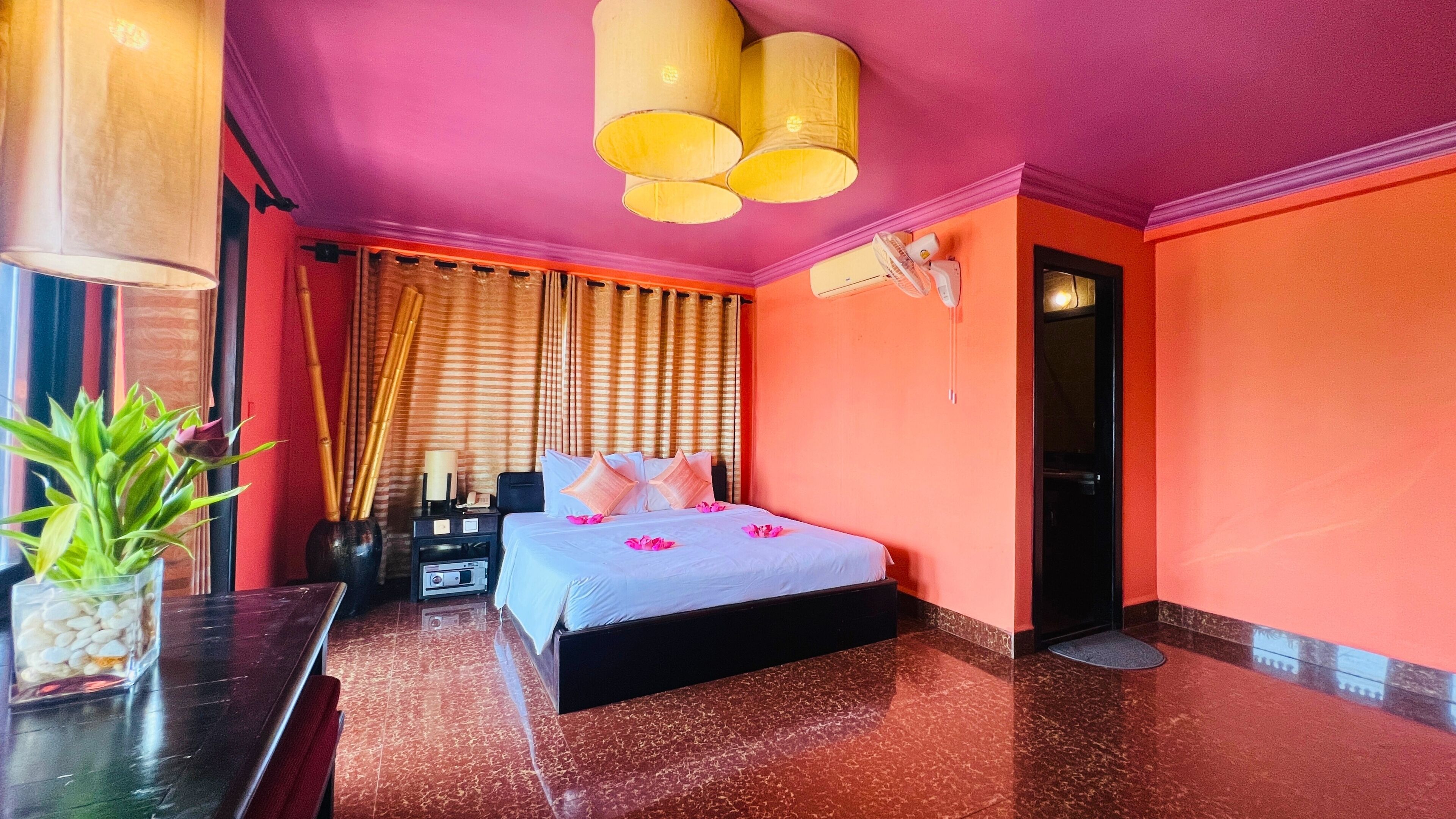 Chambre Premier double, balcon (Premier Double Room with Balcony) | Minibar, coffre-fort, décor unique, ameublement unique