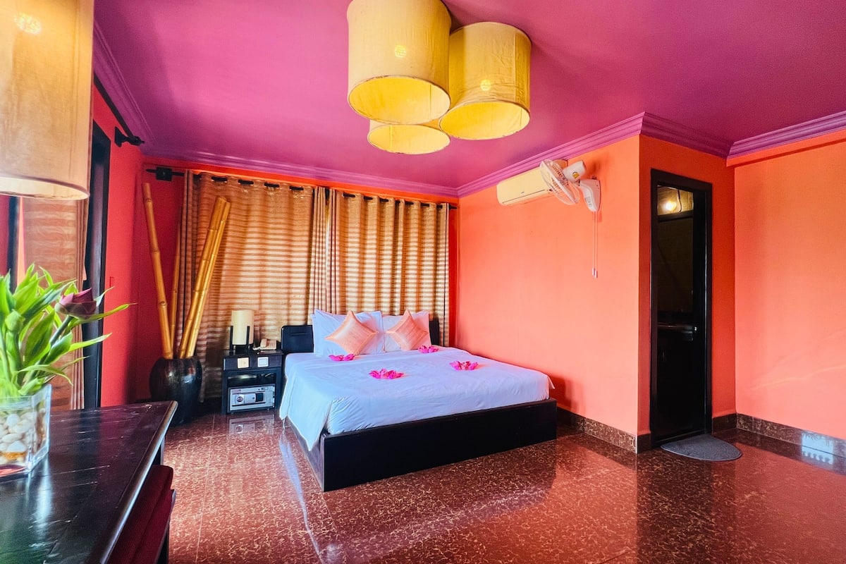 Chambre Premier double, balcon (Premier Double Room with Balcony) | Minibar, coffre-fort, décor unique, ameublement unique