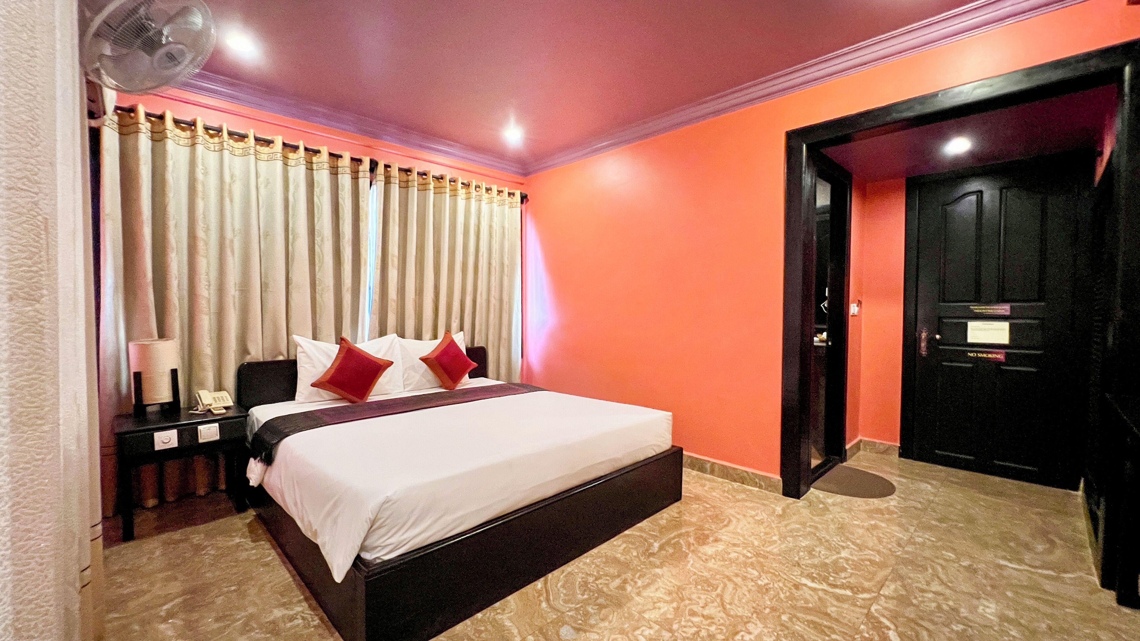Superior Double Room | Minibar, in-room safe, individually decorated, individually furnished