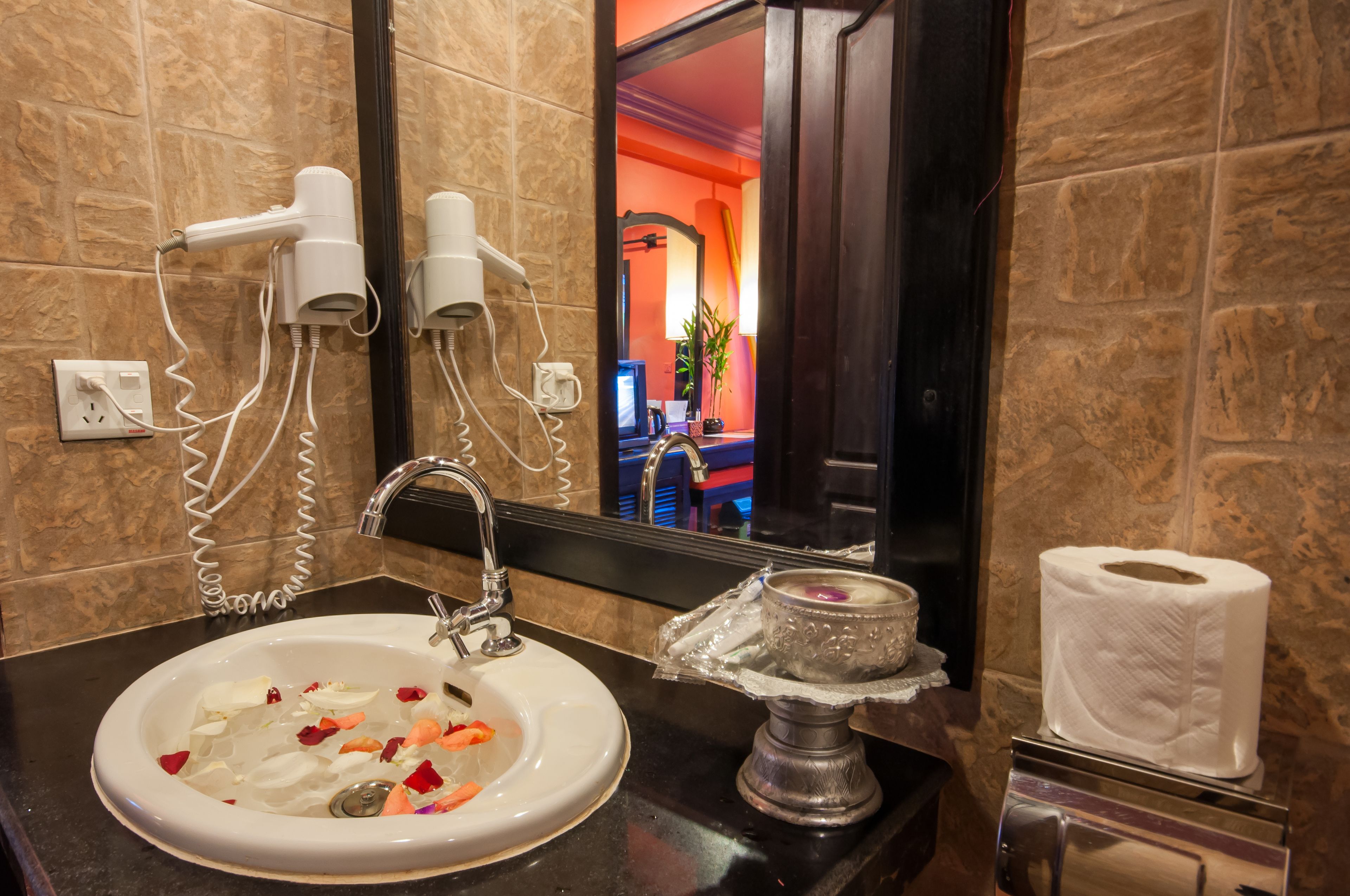 shower, rainfall showerhead, free toiletries, hair dryer