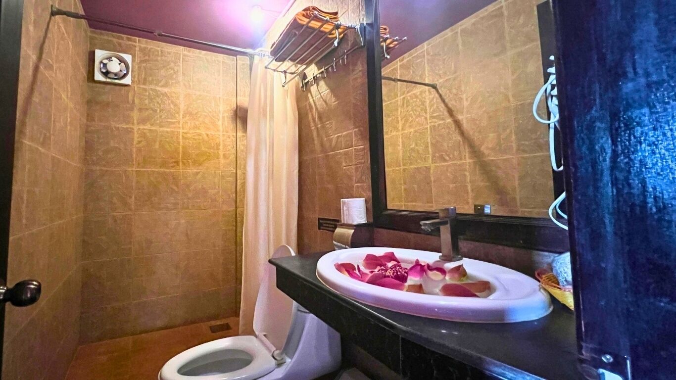 Twin Room with Balcony | Bathroom | Shower, rainfall showerhead, free toiletries, hair dryer