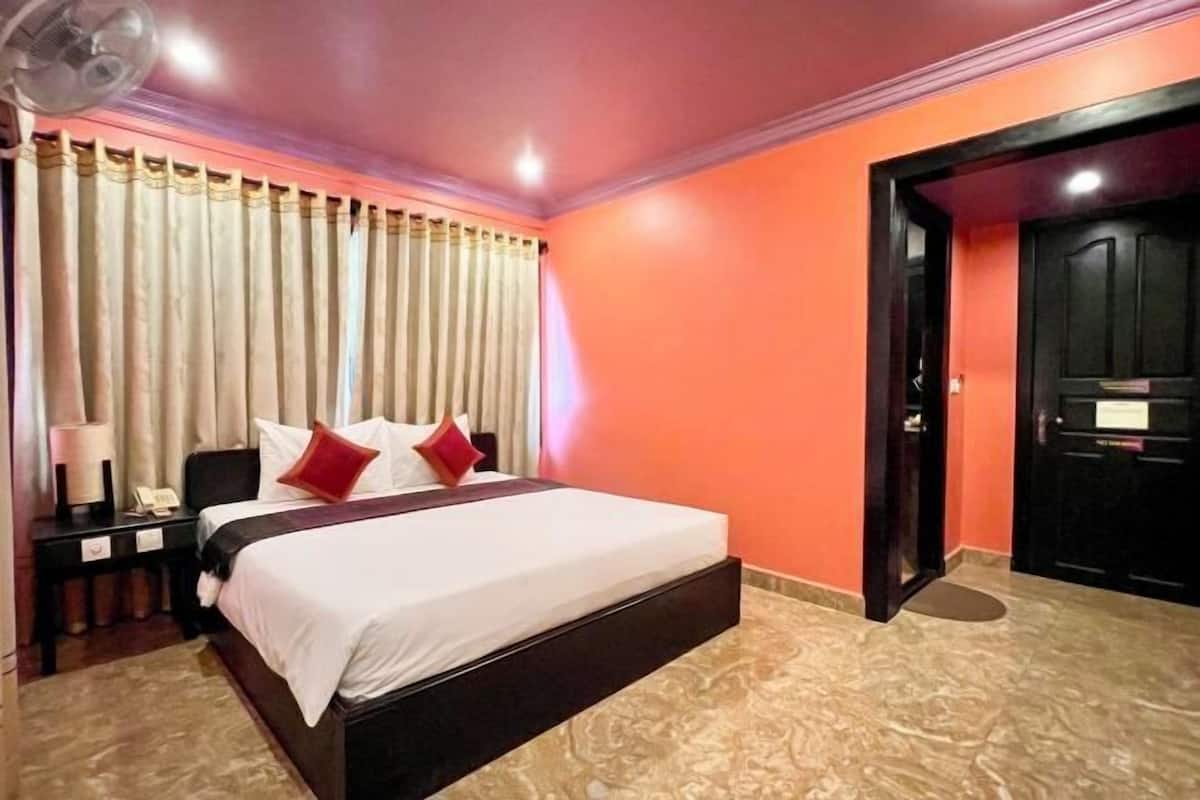 Minibar, in-room safe, desk, iron/ironing board (on request)