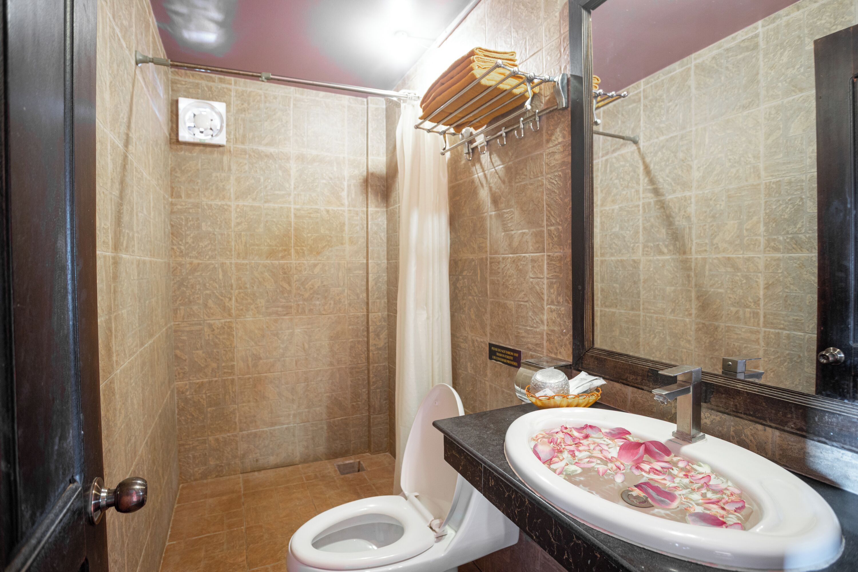 Un baño con inodoro, lavamanos y ducha.