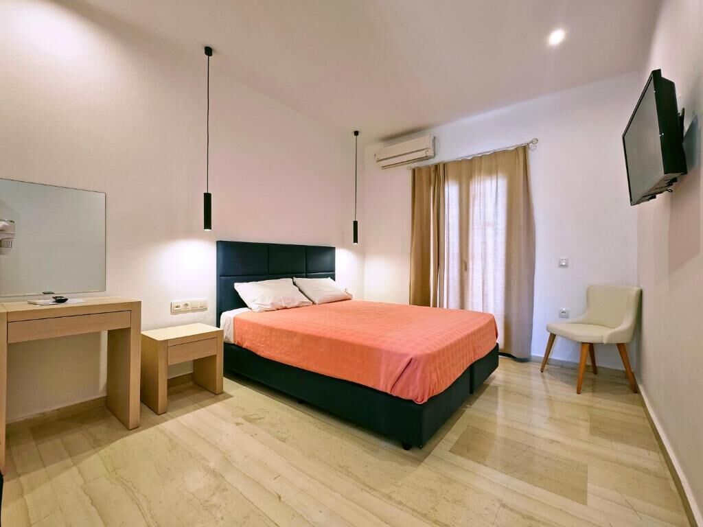 Escritorio, insonorización, tabla de planchar con plancha y wifi 