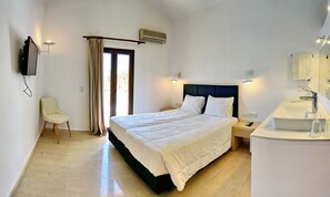 Escritorio, insonorización, tabla de planchar con plancha y wifi 