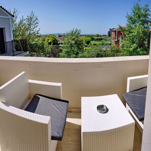 Escritorio, insonorización, tabla de planchar con plancha y wifi 