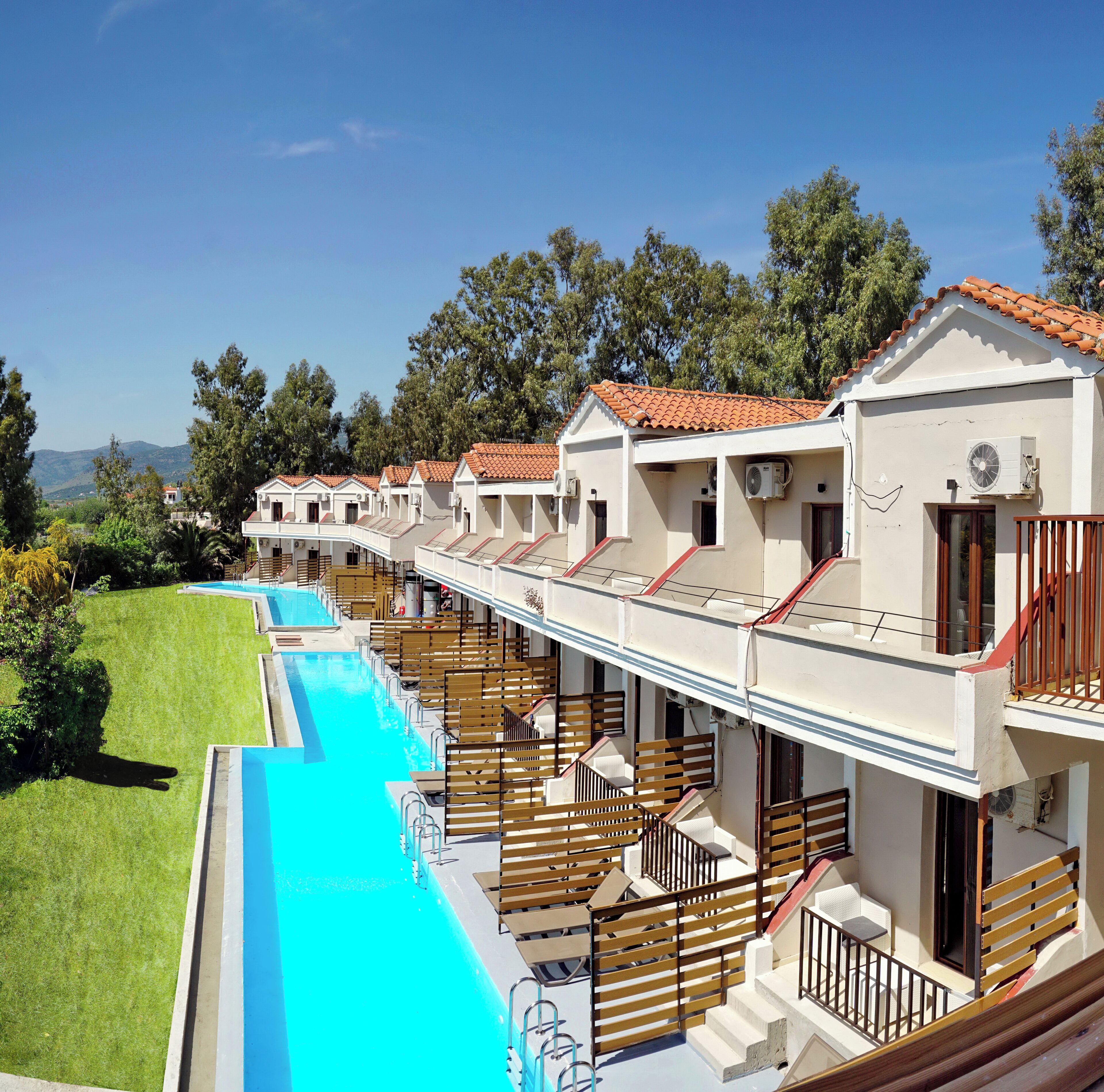 Escritorio, insonorización, tabla de planchar con plancha y wifi 