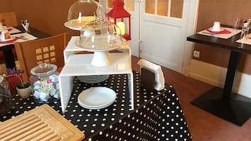 Daily continental breakfast (EUR 12.90 per person)