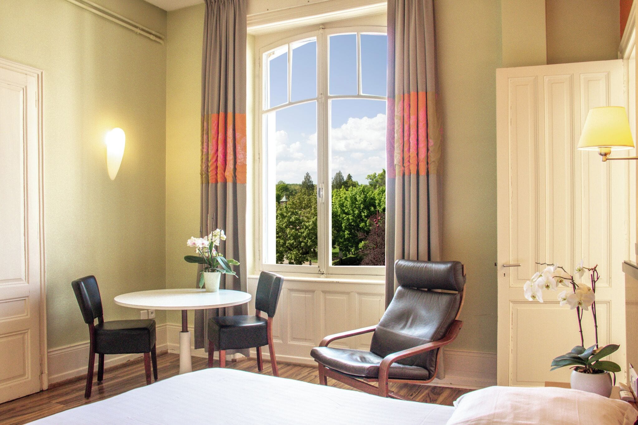 スーペリア スタジオ | 高級寝具、ノートパソコン用作業スペース、防音設備、アイロン / アイロン台