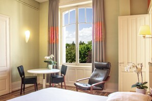 Estudio superior | Ropa de cama de alta calidad y espacio para trabajar con laptop 