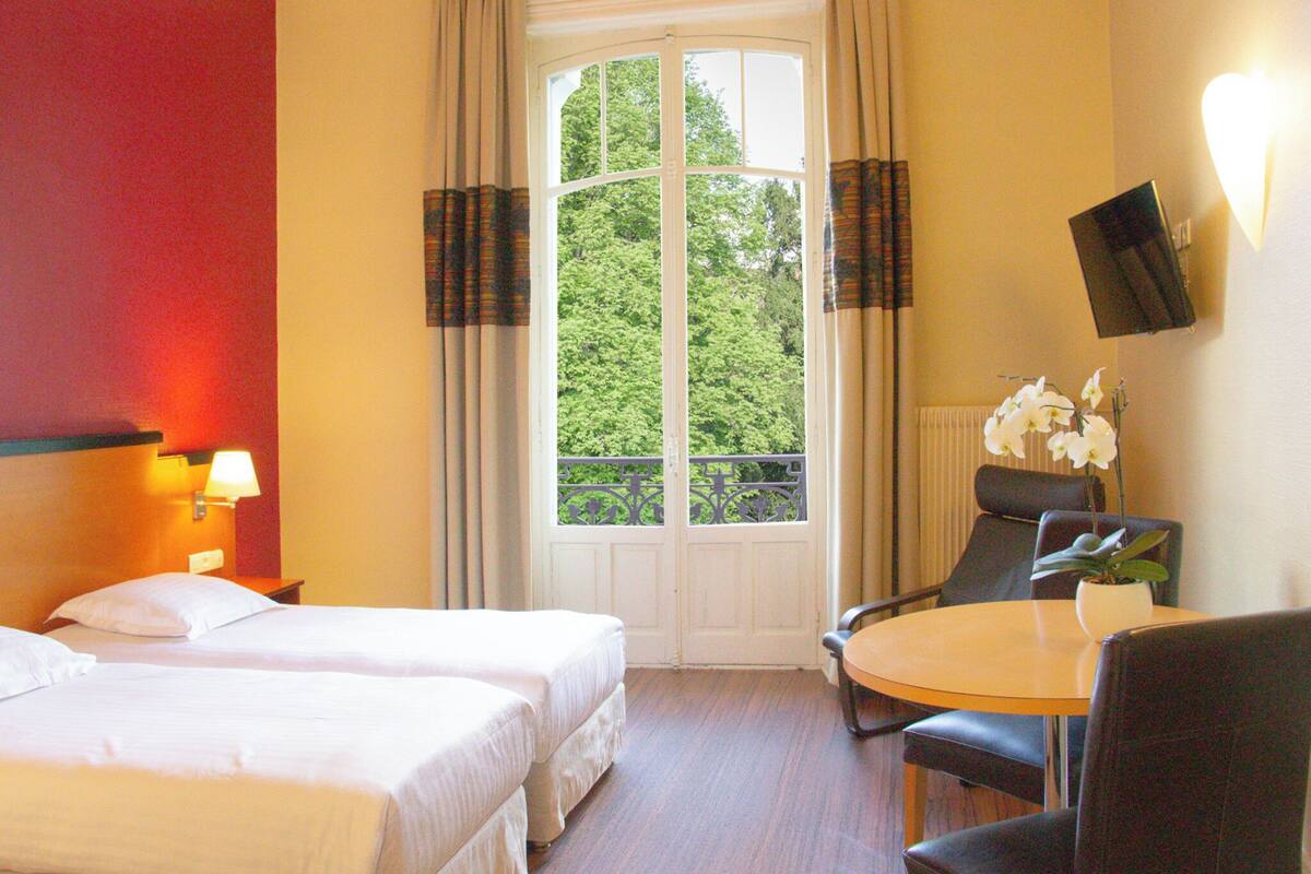 Studio Superior - 2 enkelsängar | Sängtillbehör av högsta kvalitet, arbetsyta för laptop och ljudisolering