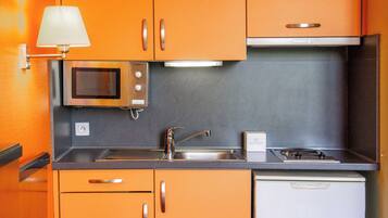 Studio Supérieur | Cuisine privée | Réfrigérateur, micro-ondes, plaque de cuisson, bouilloire électrique