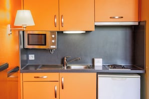 Estudio superior | Cocina privada | Frigorífico, microondas, placa de cocina y hervidor eléctrico