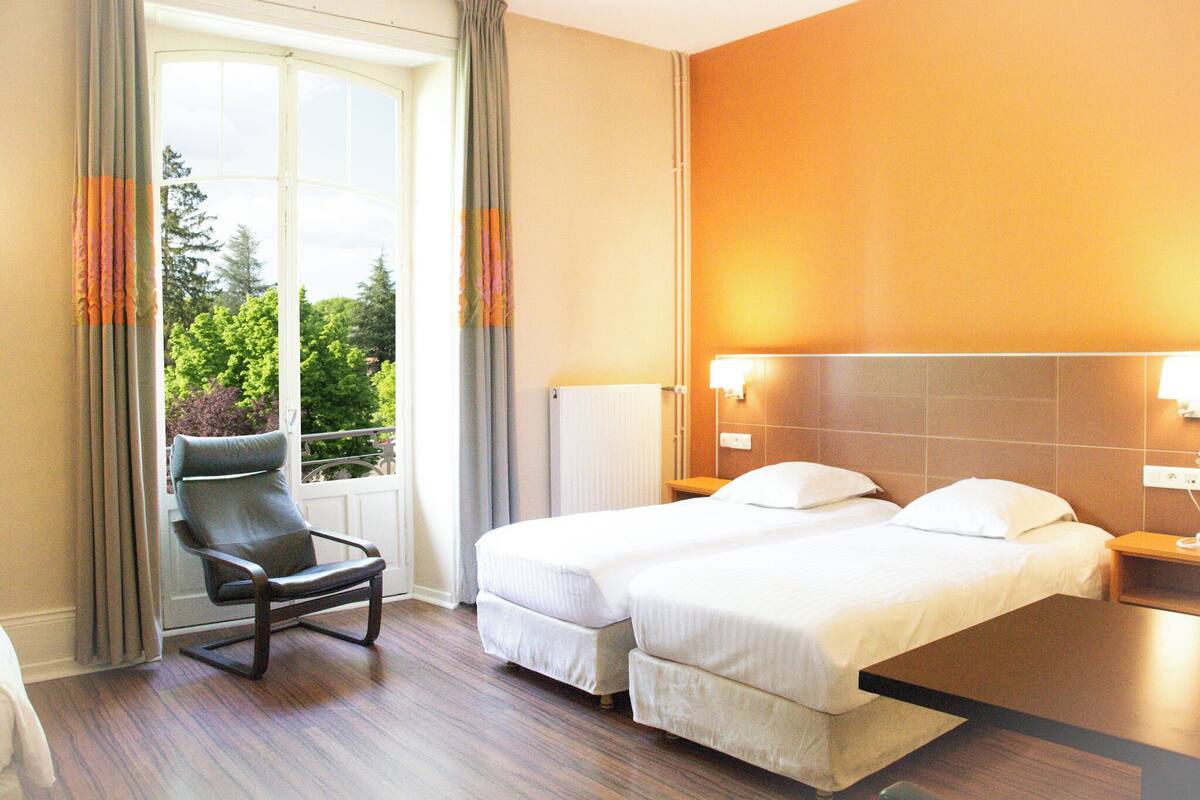 Studio - 3 enkelsängar | Sängtillbehör av högsta kvalitet, arbetsyta för laptop och ljudisolering