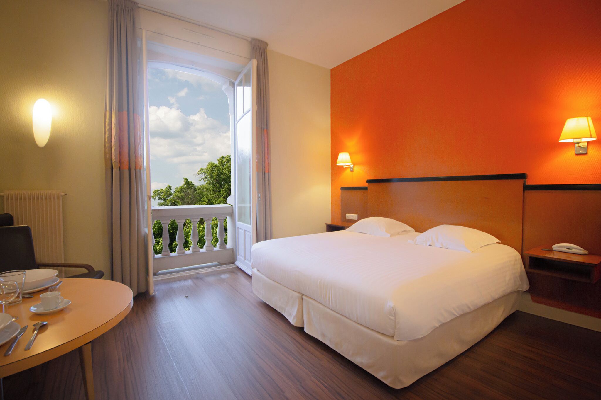 Studio Superior - 1 dubbelsäng | Sängtillbehör av högsta kvalitet, arbetsyta för laptop och ljudisolering