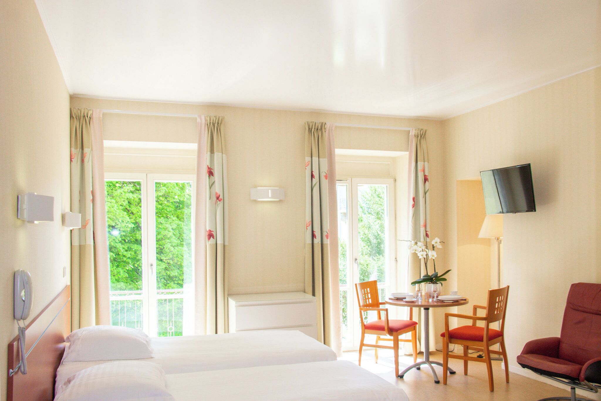 Studio lits jumeaux (2 personnes) | Premium bedding, laptop workspace, soundproofing, iron/ironing board