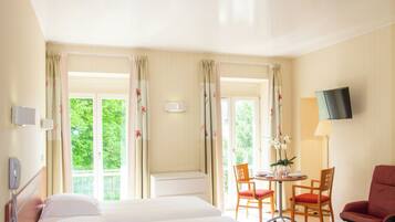 Studio lits jumeaux (2 personnes) | Premium bedding, laptop workspace, soundproofing, iron/ironing board