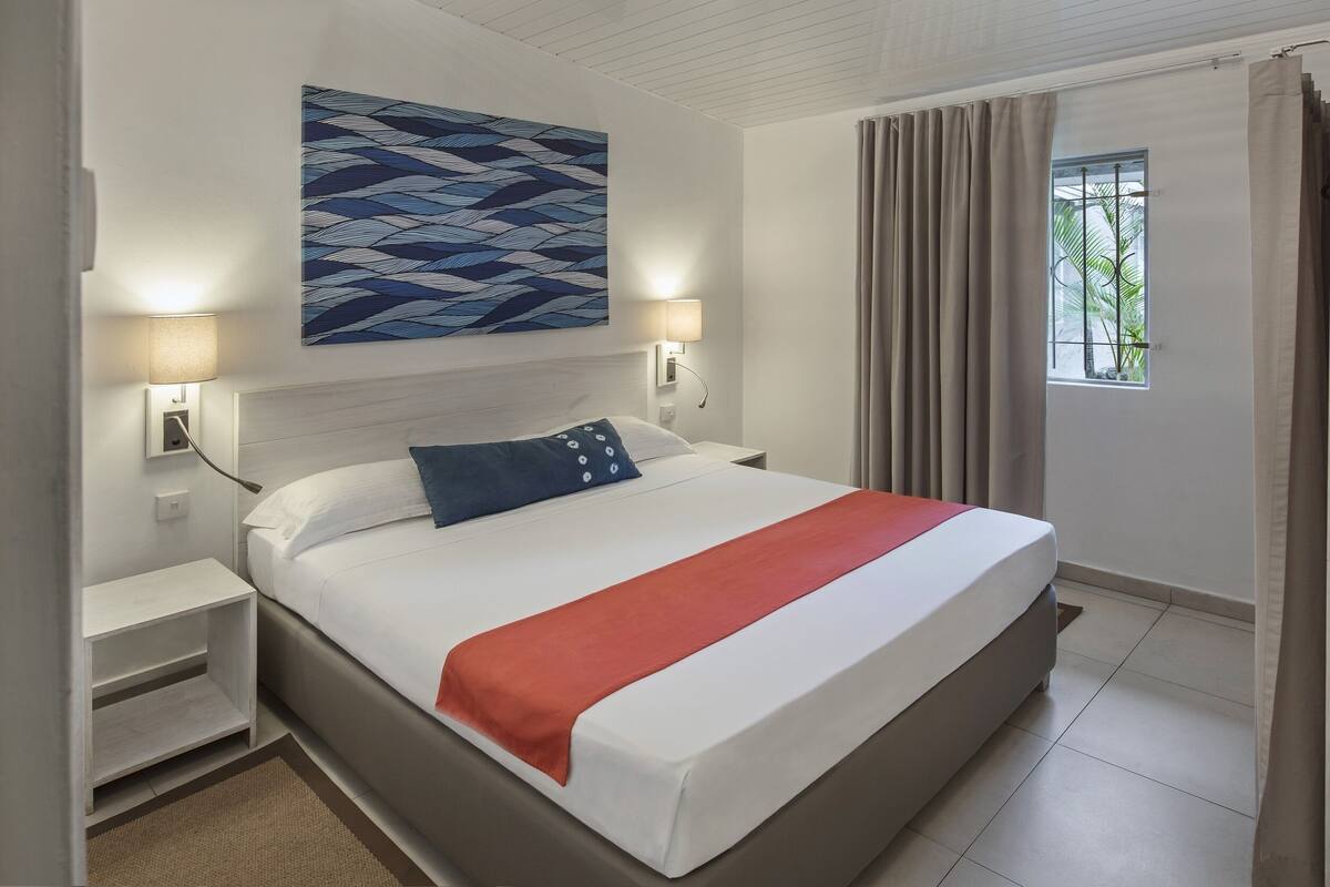 Minibar, in-room safe, WiFi (surcharge), bed sheets