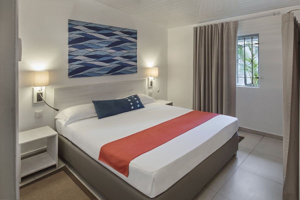 Minibar, in-room safe, WiFi (surcharge), bed sheets