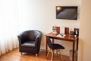 Roupas de cama antialérgicas, cofres nos quartos, escrivaninha