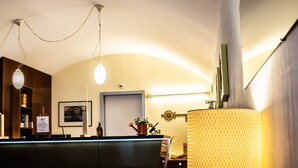 Ein Empfangsbereich mit Theke, Lampe und einer Tür.