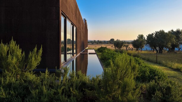 A modern building with large windows and a reflective water feature in front. -  The Lince Ecorkhotel Évora (Évora)