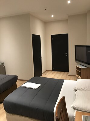 Premium bedding, desk, soundproofing, free WiFi - Royal Hotel (Brussels)