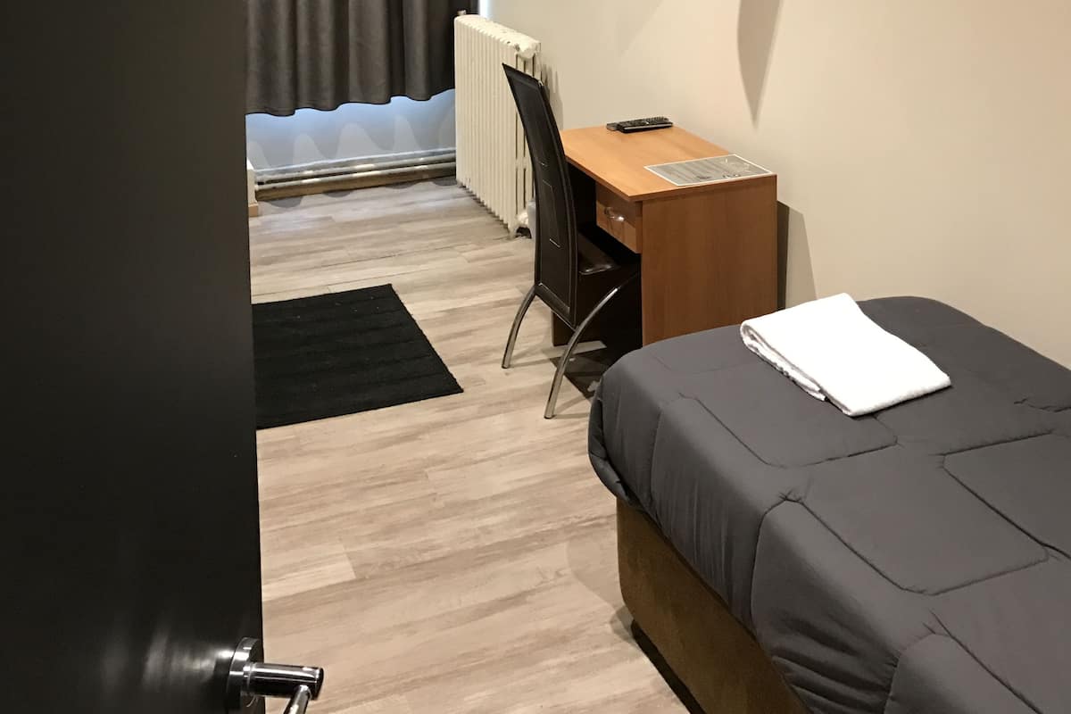 Single Room | Premium bedding, desk, soundproofing, rollaway beds