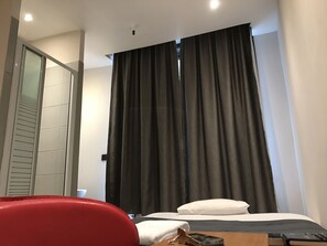 Shower, towels - Royal Hotel (Brussels)