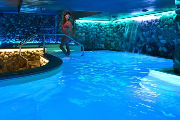 Indoor spa tub