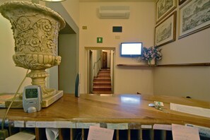 Interior entrance - Hotel Panda (Rome)