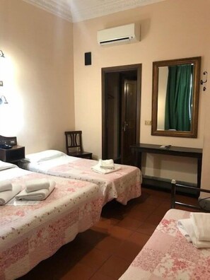 Kamar Quadruple | Seprai premium, selimut bulu angsa, meja kerja, dan Wi-Fi gratis