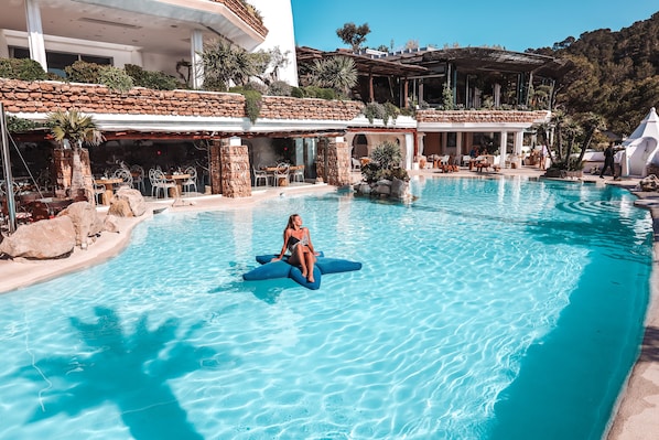 Indoor pool, 2 outdoor pools, pool loungers