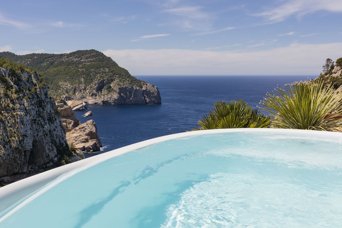 Ein Pool mit Blick auf das Meer und die Klippen.