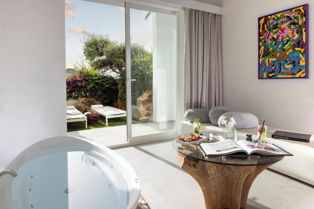 Dobbeltrom – deluxe, hageutsikt | Italienske Frette-laken, sengetøy av topp kvalitet og dundyner