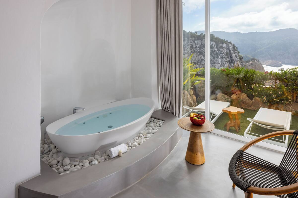 presidential suite | 1 bedroom, frette italian sheets, premium bedding, down duvets