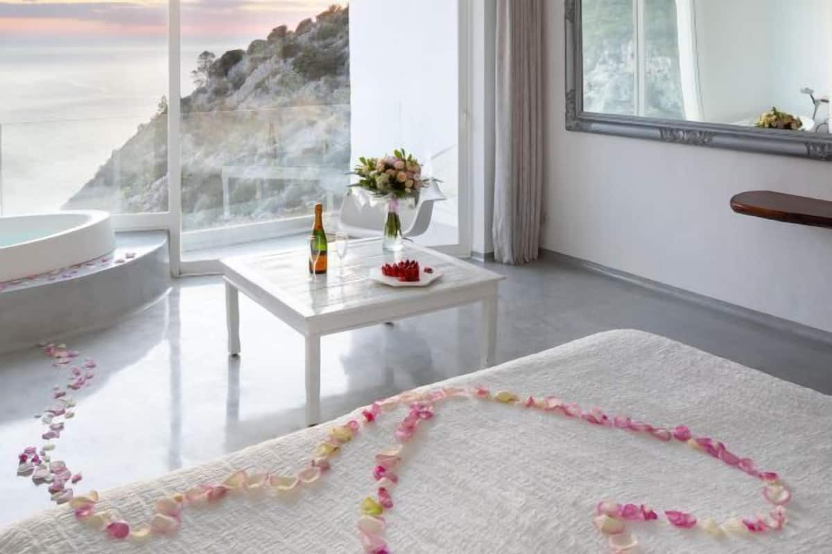 Frette Italian sheets, premium bedding, down duvets, Select Comfort beds