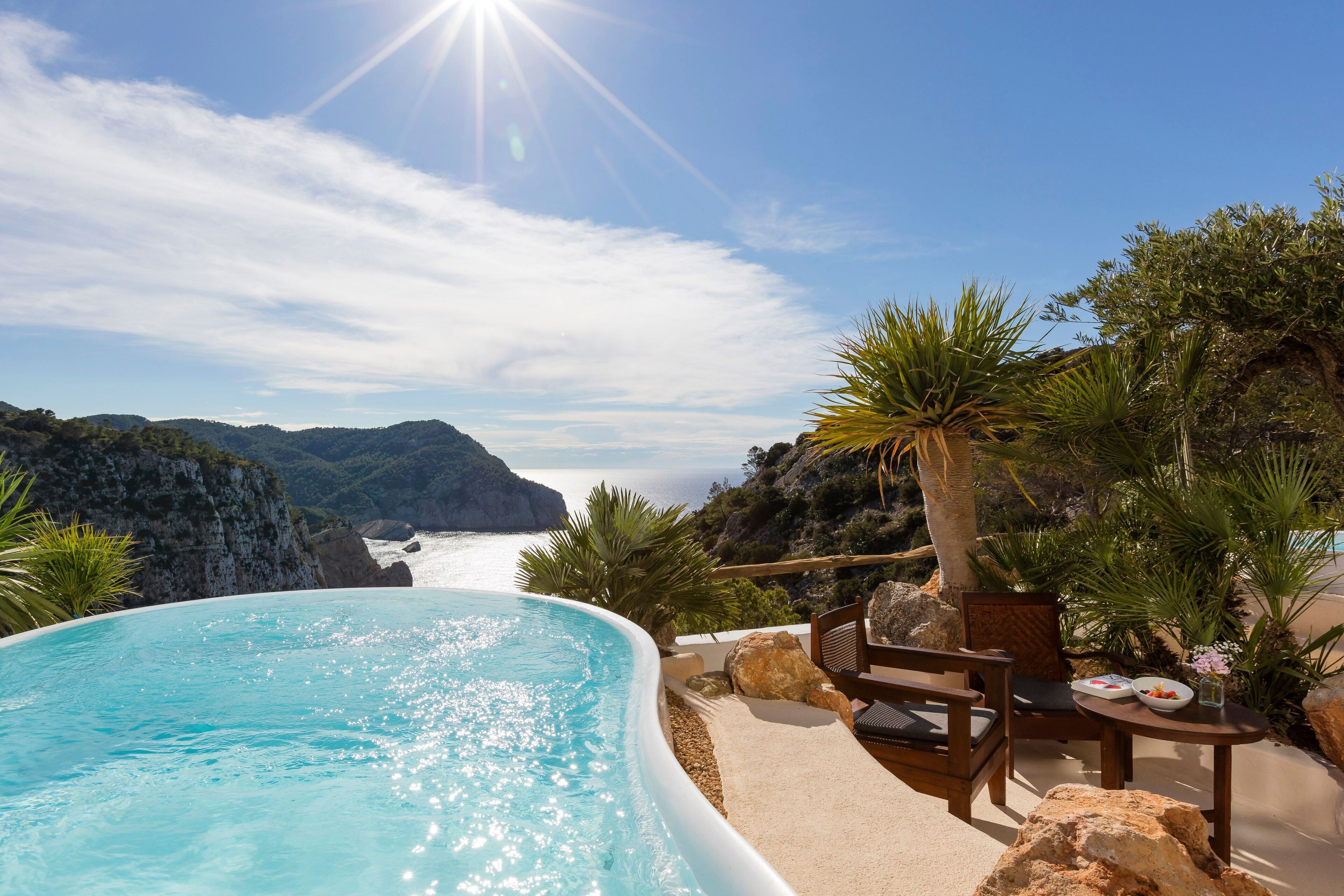 Une piscine privée avec vue sur la mer et les montagnes.