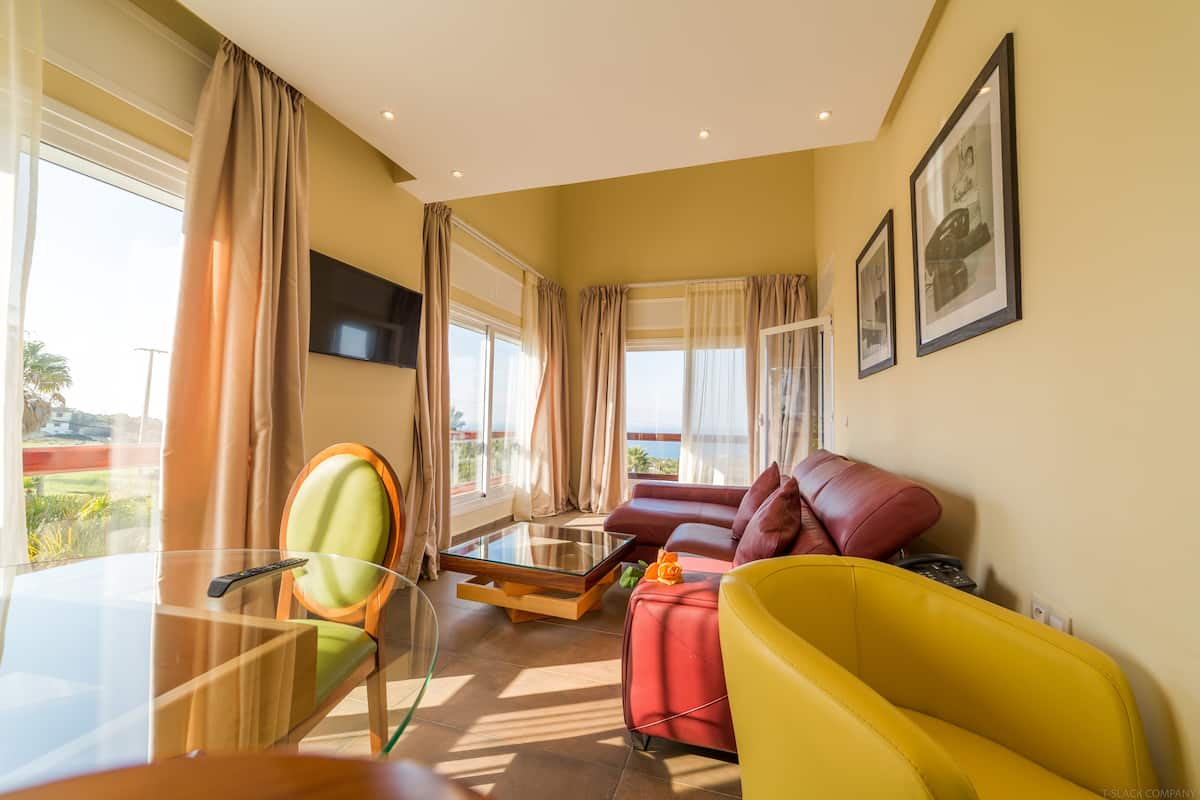 Departamento Elite, 2 habitaciones, vista al mar | Sala de estar | Televisión LED de 32 pulgadas con canales vía satélite y televisión