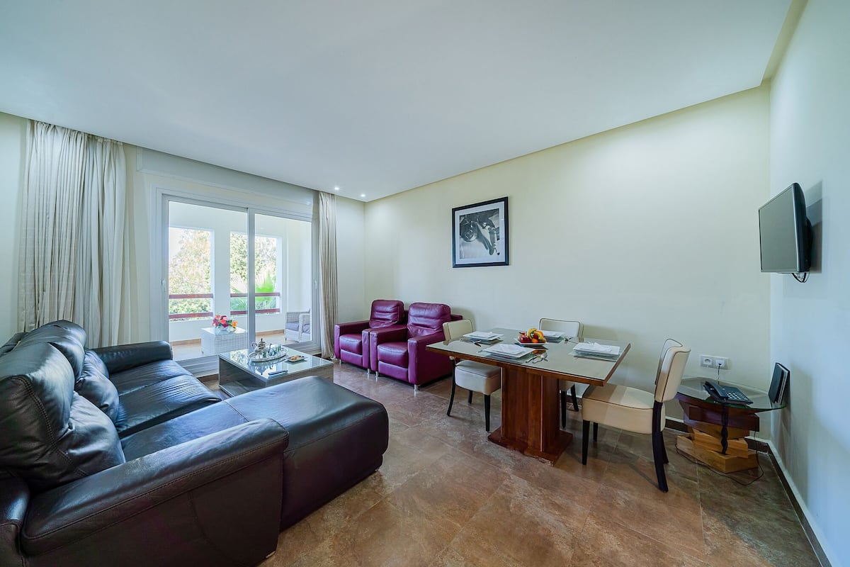 Departamento, 2 habitaciones, vista al jardín | Área de sala de estar | Televisión LED de 32 pulgadas con canales vía satélite y televisión