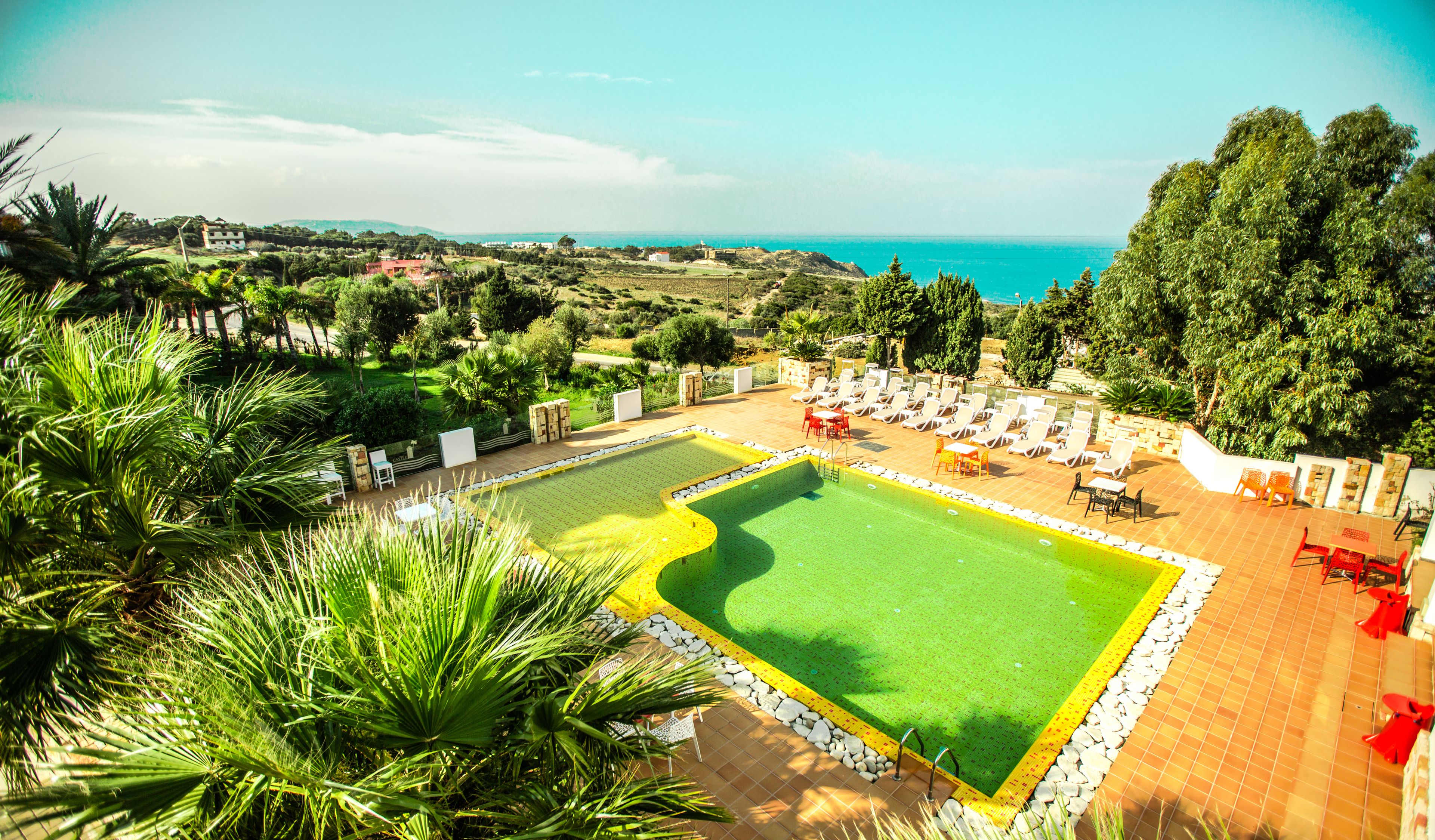 2 piscines extérieures, chaises longues