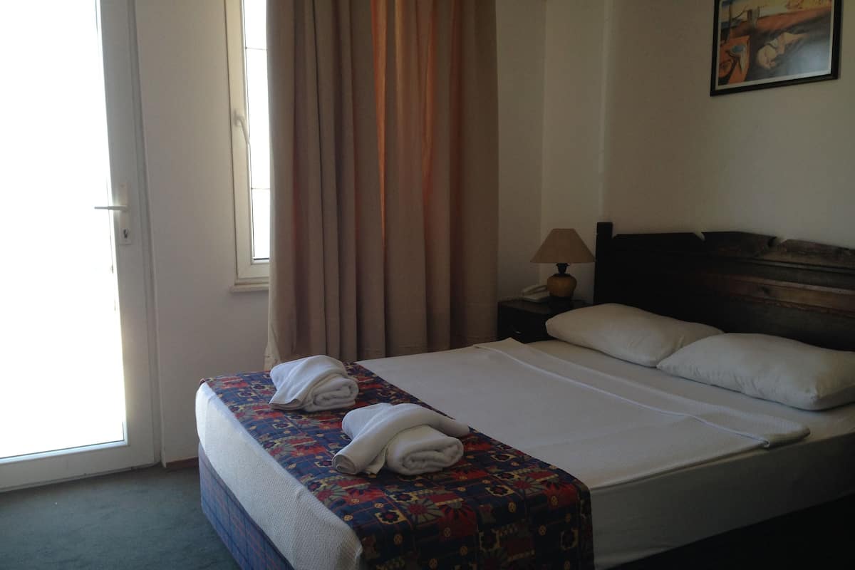 Quarto família, 2 quartos | Frigobar, cofres nos quartos, roupa de cama