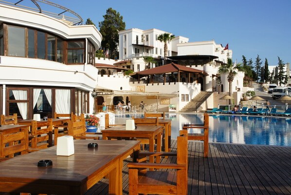 Petit déjeuner et déjeuner servis sur place, restauration en plein air