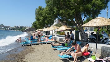 Yksityinen ranta lähistöllä, ilmaiset rantakuljetukset, aurinkotuoleja