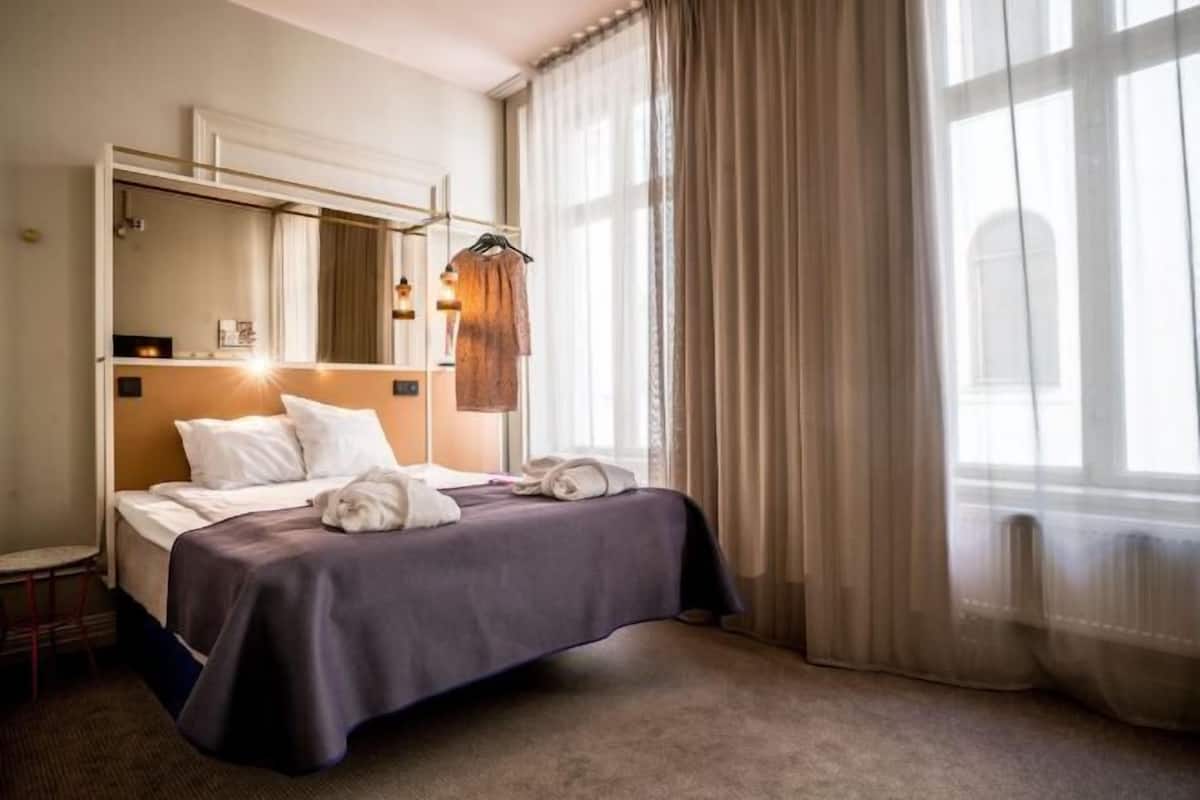 Blackout curtains, free WiFi, bed sheets