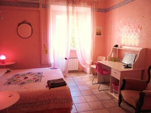 Ameublement personnalisé, bureau, Wi-Fi gratuit, draps fournis