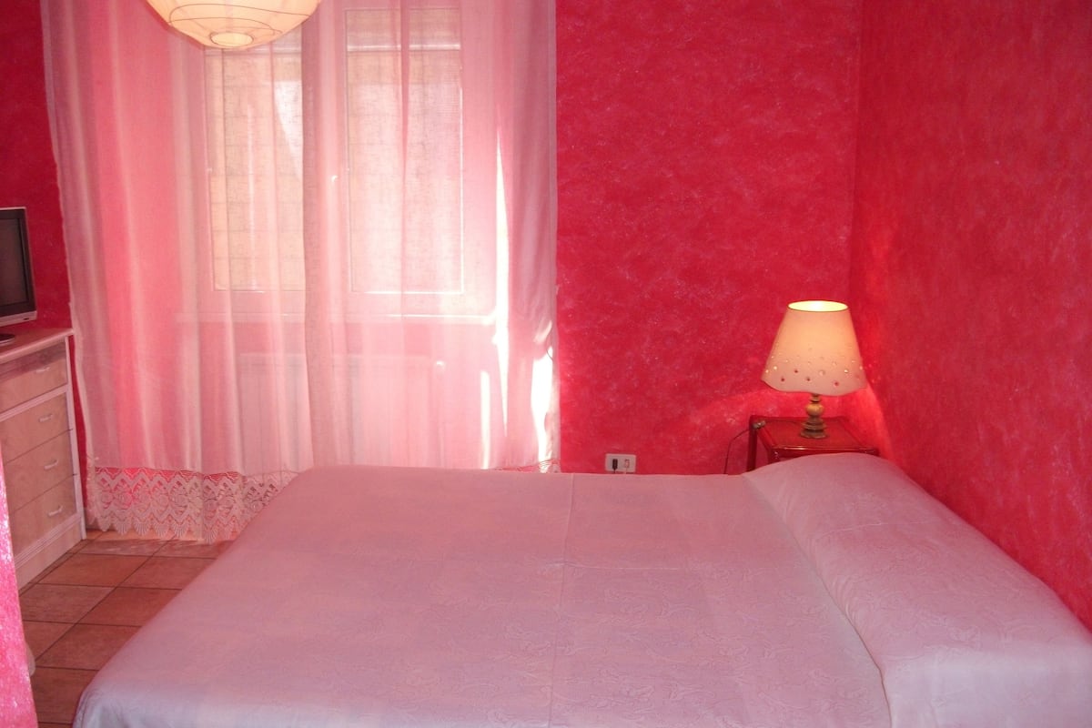 Muebles diferentes, escritorio, wifi gratis y ropa de cama