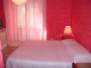 Muebles diferentes, escritorio, wifi gratis y ropa de cama 
